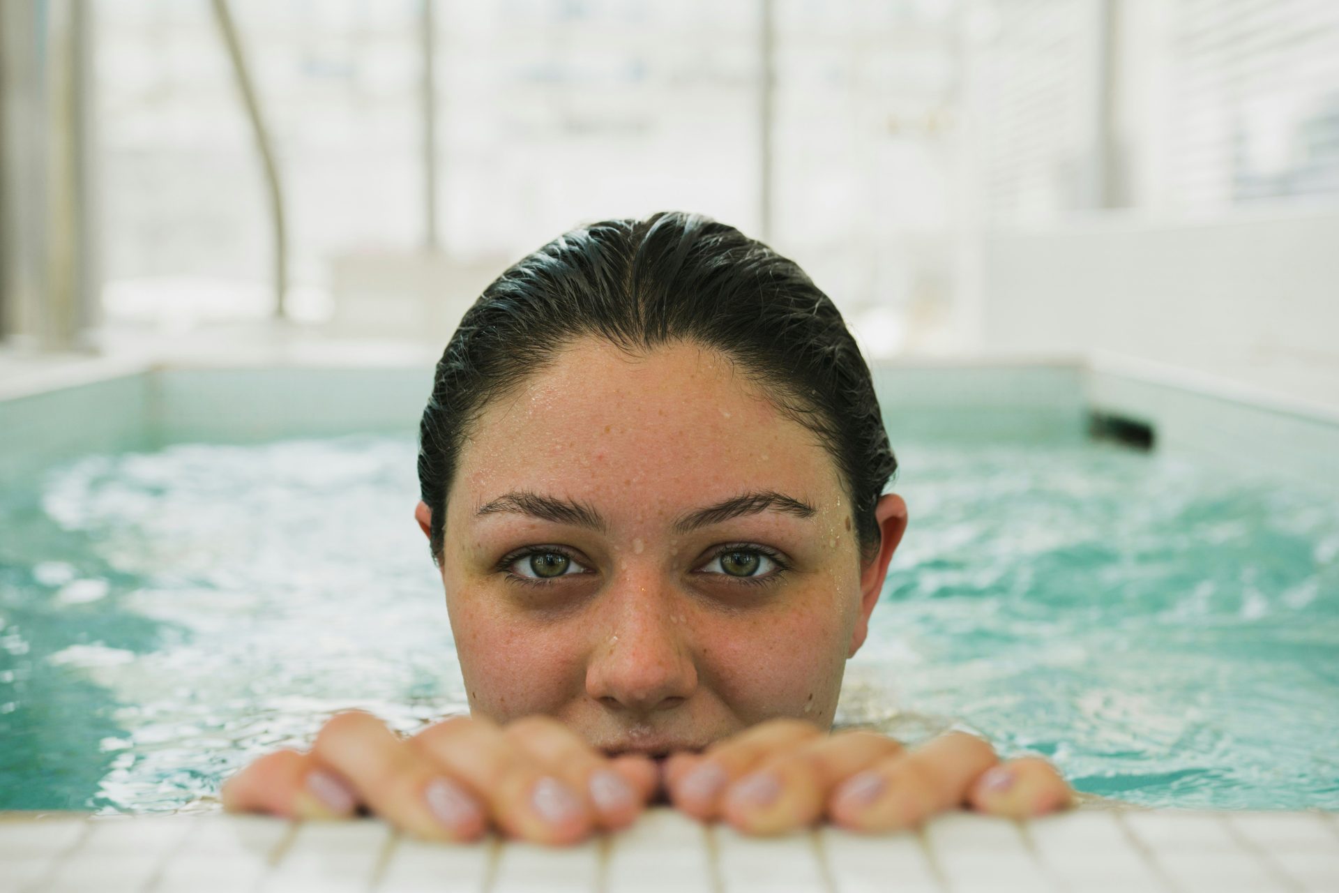 Photo à mise au point sélective d'une femme dans une piscine